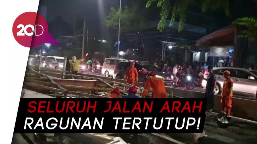 Papan Reklame Besar Roboh di Jaksel, Lalu Lintas Terhambat!