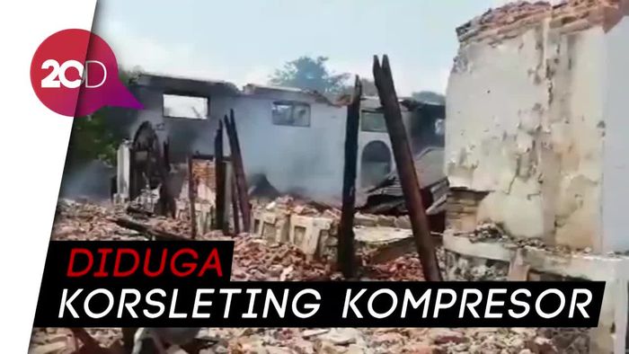 Kebakaran Landa Gudang Kasur Pasuruan, Asap Pekat Membubung Tinggi