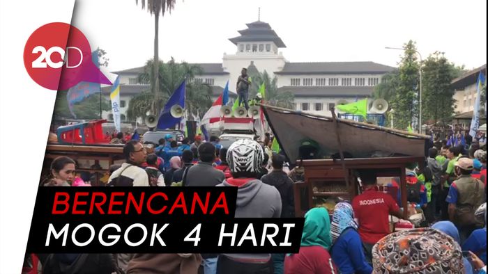 Buruh Demo Tuntut Ridwan Kamil Hapus SK soal Penangguhan Upah