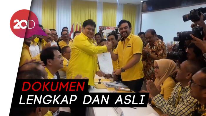 Ditemani Loyalis, Airlangga Kembalikan Formulir Caketum Golkar