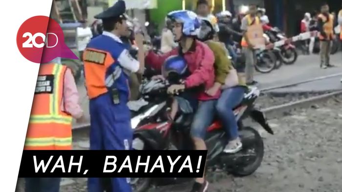 Pemotor Bawa Anak Terobos Perlintasan KA, Marah saat Ditertibkan