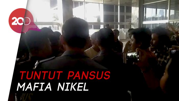 Gelar Aksi di Dalam DPR, Mahasiswa Bersitegang dengan Pamdal