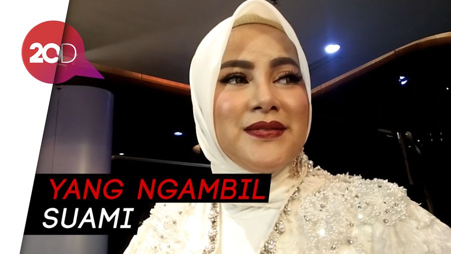 Sibuk Bisnis, Olla Ramlan Absen Ambil Rapor Anak
