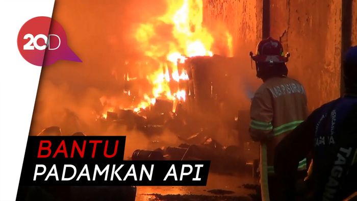 Gudang Mebel di Pasuruan Terbakar, Water Cannon Dikerahkan