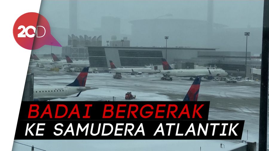 Ratusan Penerbangan Dibatalkan & Ditunda Akibat Badai Salju