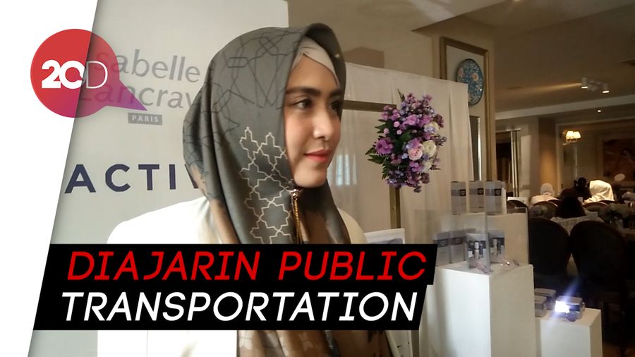 April Jasmine Bangga Putranya Gemar Naik Transportasi Umum
