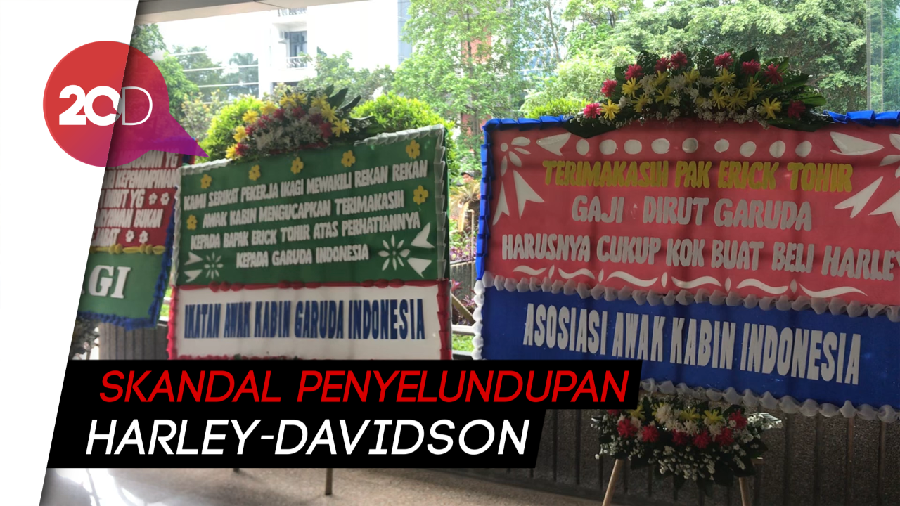 Karangan Bunga Penuhi Kementerian BUMN Usai Pencopotan Dirut Garuda