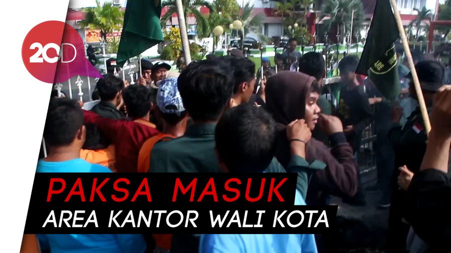 Demo Ricuh! Massa Rusak Gerbang Kantor Wali Kota Parepare