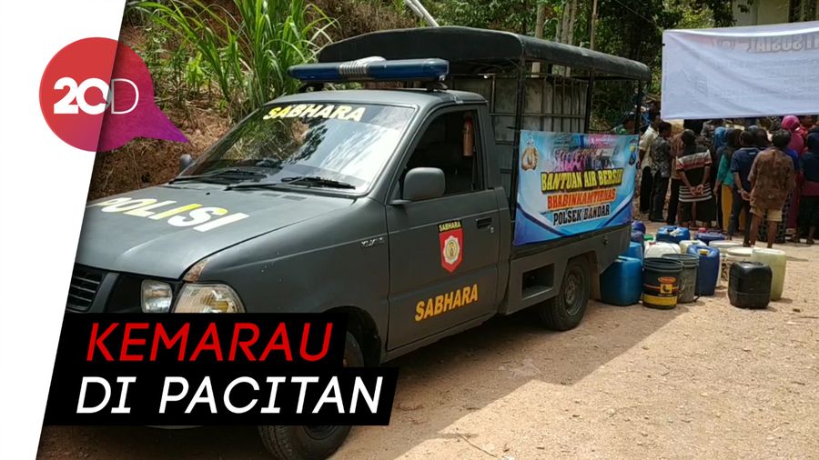 Saat Mobil Patroli Polisi Disulap Jadi Mobil Tangki Air