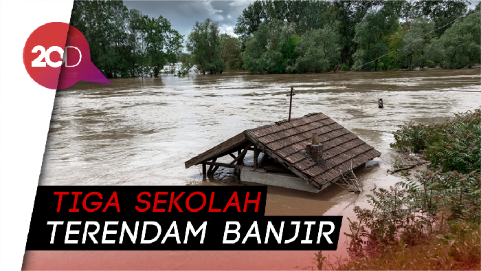 Siswa Digendong Saat Evakuasi Banjir di Kep. Riau
