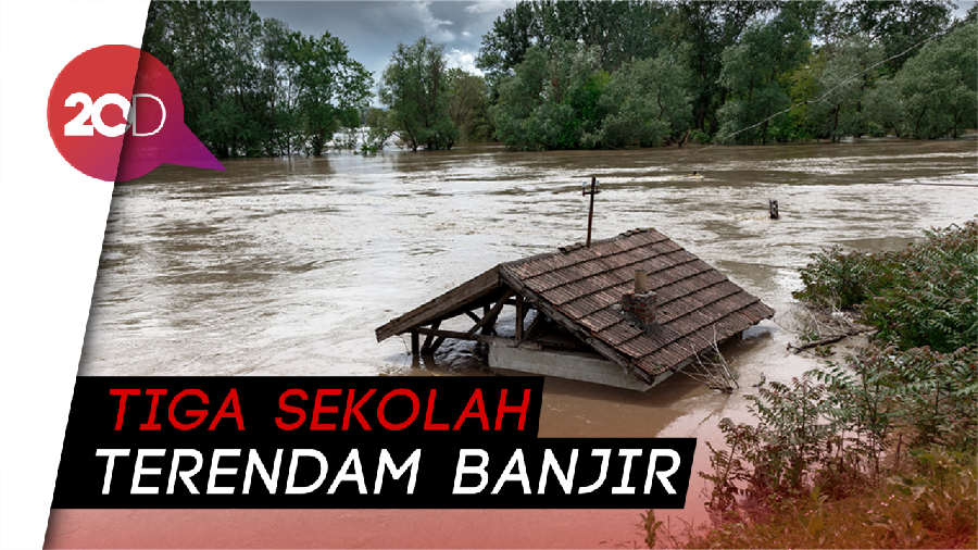 Siswa Digendong Saat Evakuasi Banjir di Kep. Riau