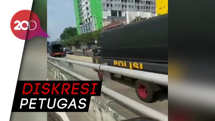 Video Truk Brimob Terobos Busway dan Lawan Arus
