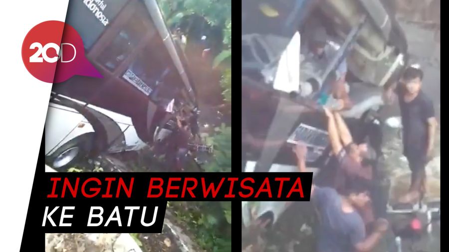 Bus Rombongan Guru Terjun ke Sungai di Blitar, 5 Orang Tewas