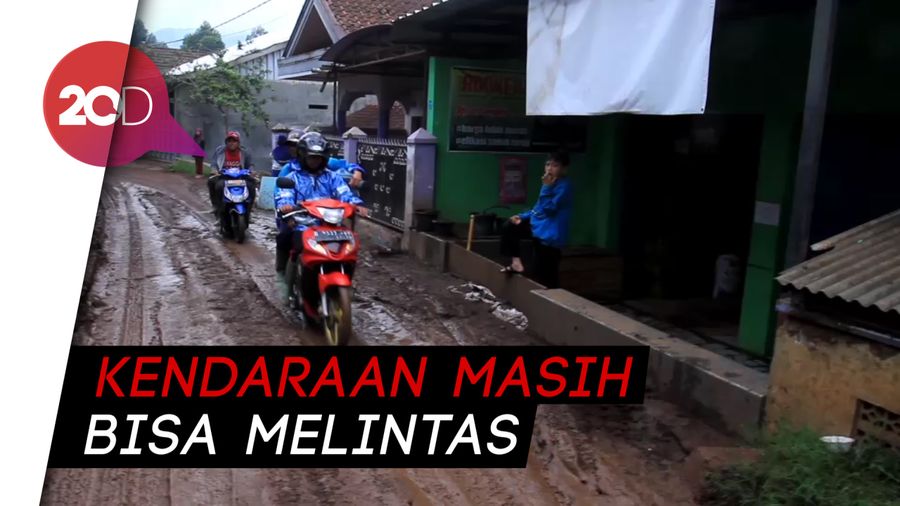 Lumpur Banjir Bandang Selimuti Jalan Kertasari-Pangalengan