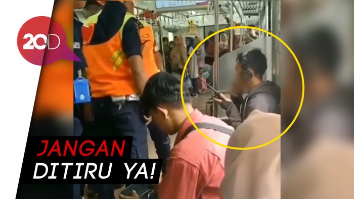Santai Merokok di KRL, Pria Ini Diciduk