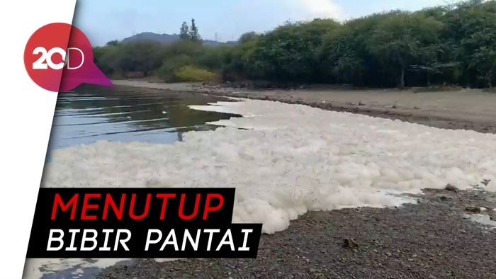 Buih Putih dari PLTU Paiton Kotori Pantai Bohai Probolinggo