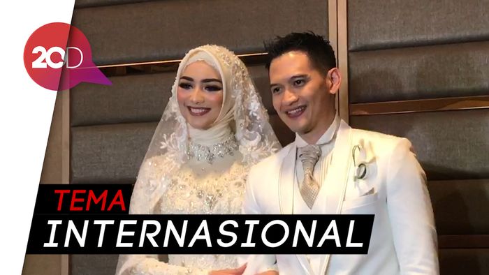 Rezky Aditya dan Citra Kirana Tampil Menawan di Resepsi Pernikahan