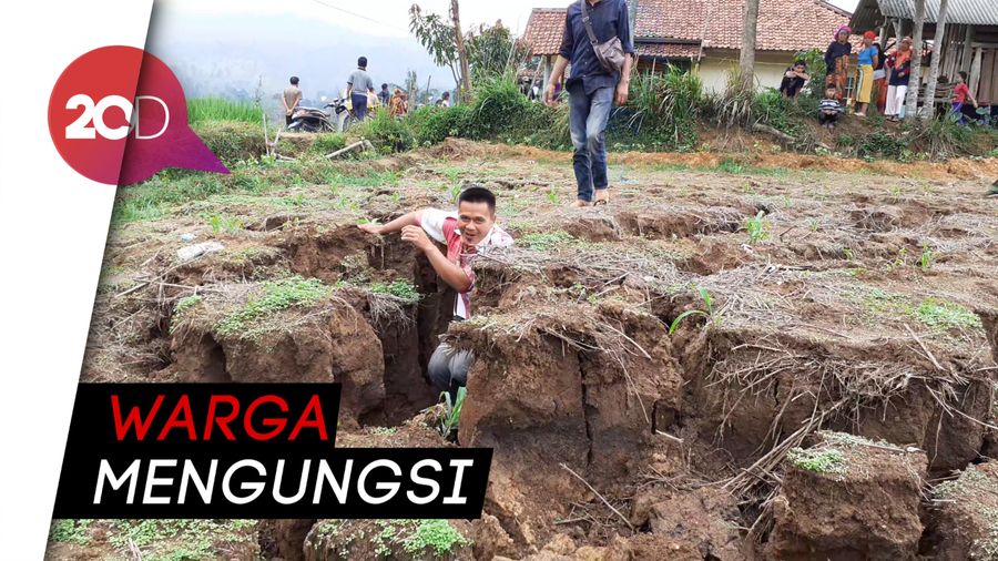Tanah Bergerak Bikin Warga Desa Bunijaya Cemas