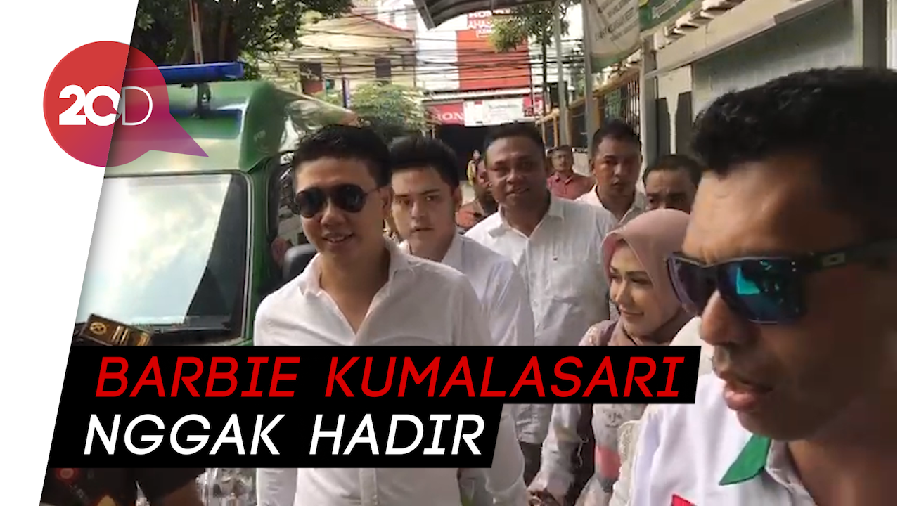 Galih Ginanjar Cs Dikawal Pria Kekar Jelang Sidang Perdana Ikan Asin