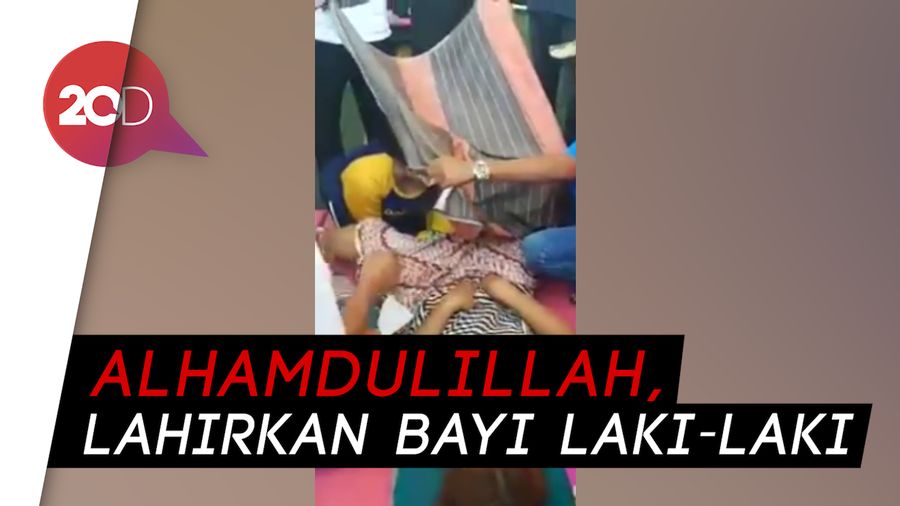 Dramatis! Warga Surabaya Lahirkan Bayi di Atas Kapal Penyeberangan   