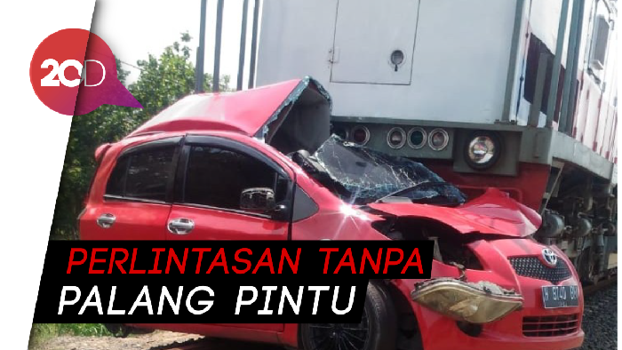 Mobil Tertabrak Kereta di Kendal, Pasutri Tewas