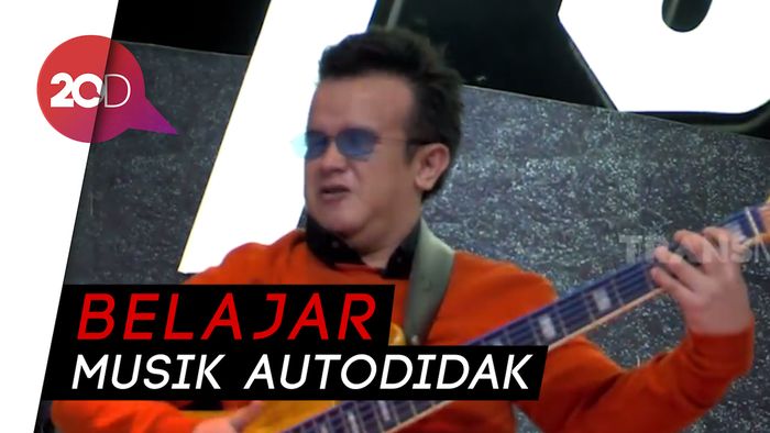 Salut Abis! Penyandang Tunanetra Ini Jago Main Berbagai Alat Musik 