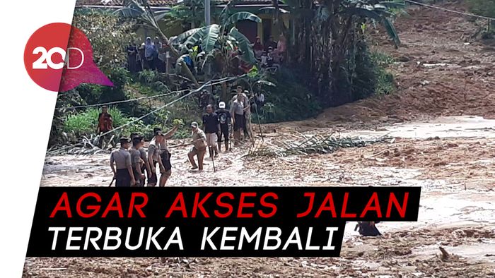 Gotong Royong Bersihkan Danau Lumpur Cilangari Bandung Barat