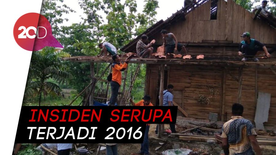 Hujan Es Sebesar Kelereng Hancurkan Atap Rumah Warga di Bandung