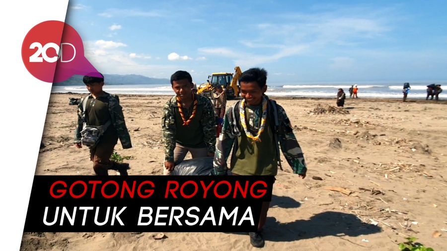 Potensi Wisata, Masyarakat dan TNI-Polri Bersih-bersih Pantai Loji