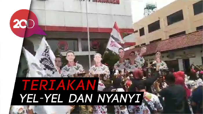 Kemeriahan Relawan Jelang Pendaftaran Gibran ke PDIP Jateng