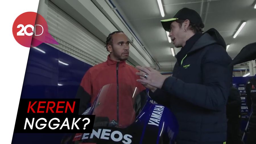 Momen Rossi Jajal Mobil F1 dan Hamilton Geber MotoGP