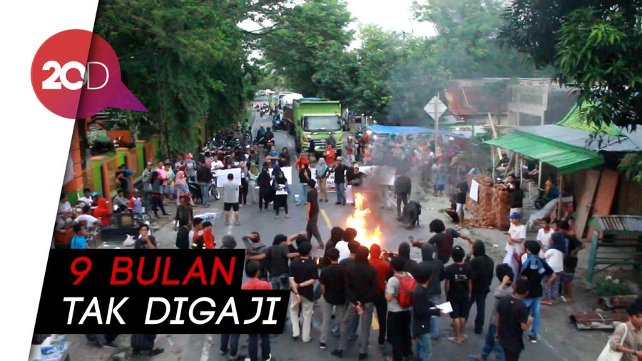 Gaji Tak Kunjung Dibayar, Petugas Kebersihan Parepare Blokade Jalan Trans Sulawesi
