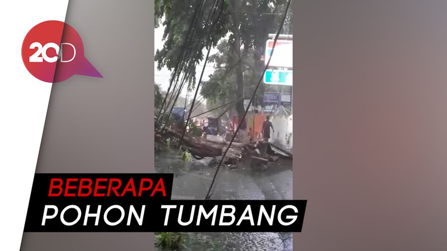 Hujan Es dan Angin Kencang di Madiun, Atap Seng Beterbangan