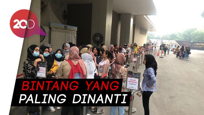Fans Antre dari Jam 12 Malam demi EXO di HUT ke-18 Transmedia