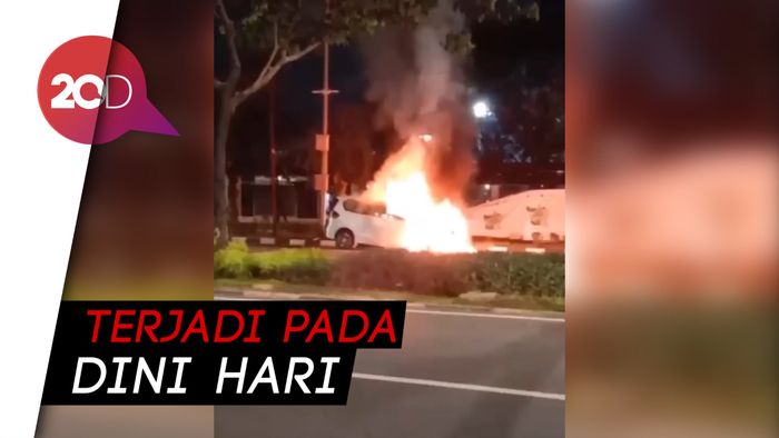 Video Mobil Terbakar di Kawasan Gelora Bung Karno