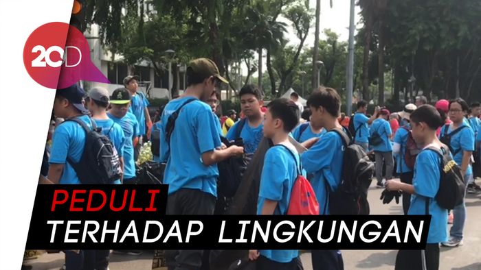 Patut Dicontoh! Siswa SMP Bersih-Bersih Sampah di CFD