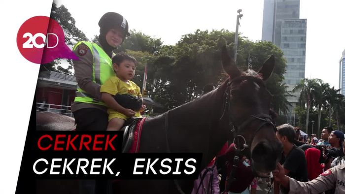 Polisi Berkuda Diserbu Warga di CFD