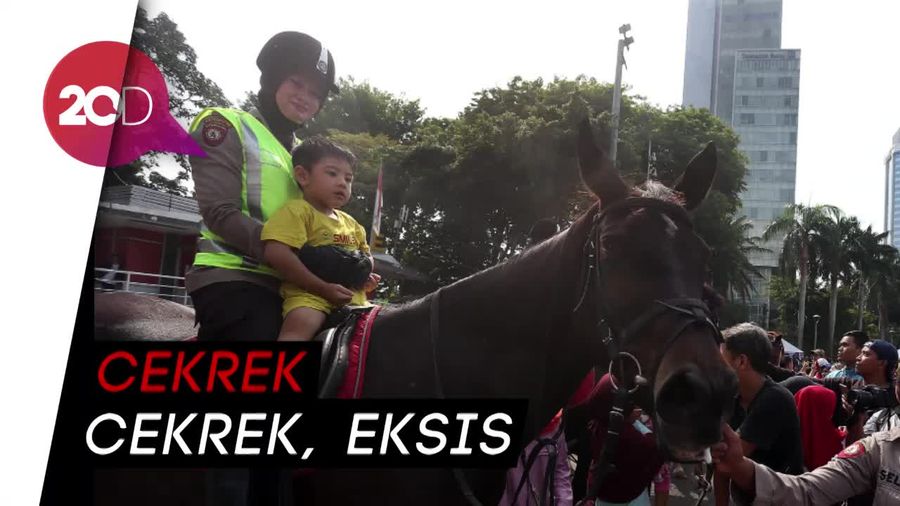 Polisi Berkuda Diserbu Warga di CFD