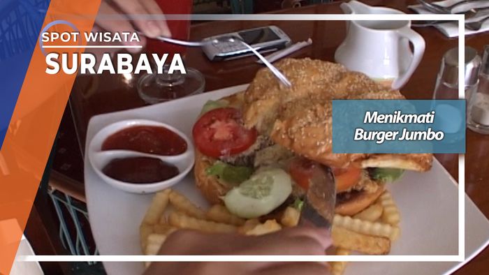 Menikmati Burger Jumbo, Surabaya