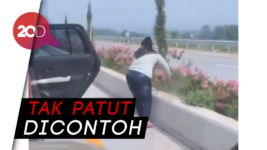 Jurus Indik-indik Si Emak Ambil Tanaman di Tol Singosari