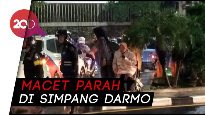 Risma Urai Kemacetan di Bawah Guyuran Hujan