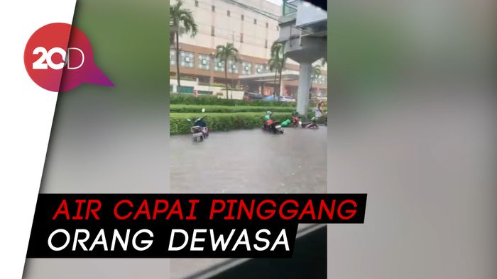 Banjir di Jalan Asia Afrika,  Belasan Ojol Jadi Korban 