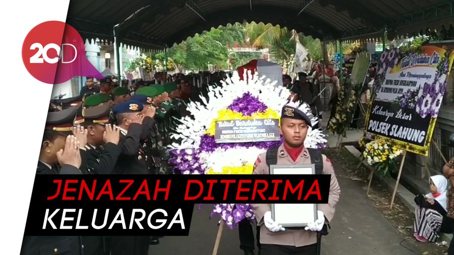 Isak Tangis Iringi Pemakaman Bripda Ferdi yang Tewas Tersambar Petir