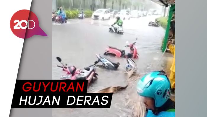 Saat Motor di Depan Plaza Senayan Nyaris Tenggelam karena Banjir