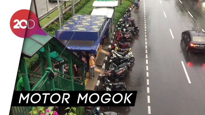Senayan Banjir, Belasan Motor Ojol Jadi Korban