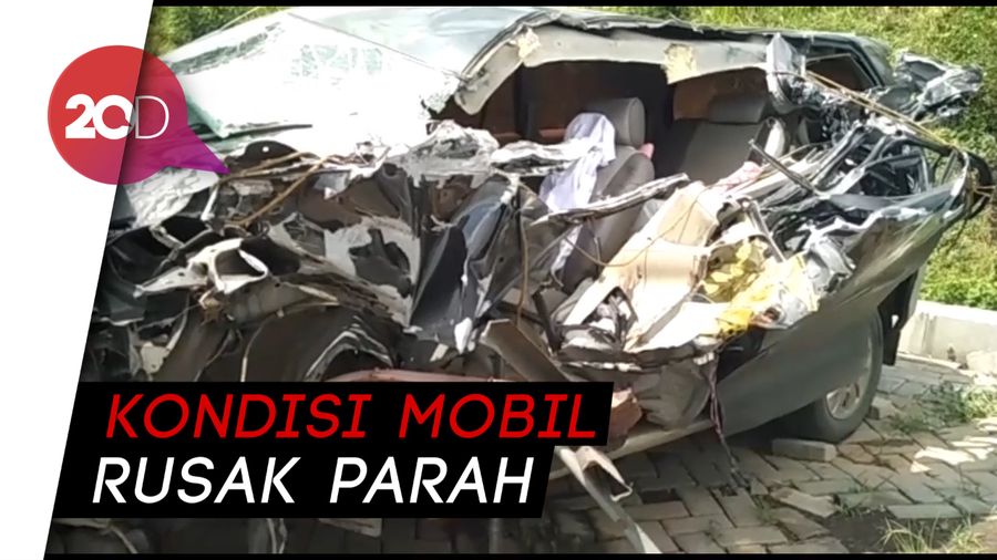 Ringsek Parah! Ini Mobil yang Ditumpangi Gus Hilman Usai Tabrak Truk