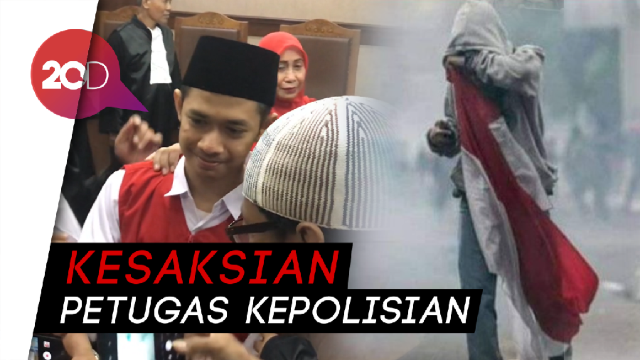 Saksi Lihat Demonstran Pembawa Bendera Lempari Batu ke Petugas