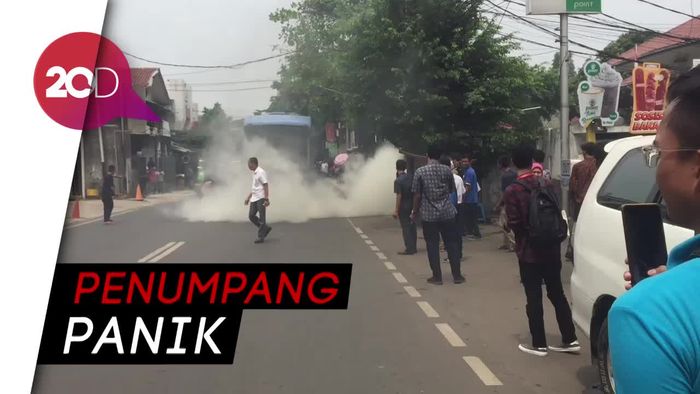 Bus TransJakarta Keluarkan Percikan Api di Depan PN Jaksel