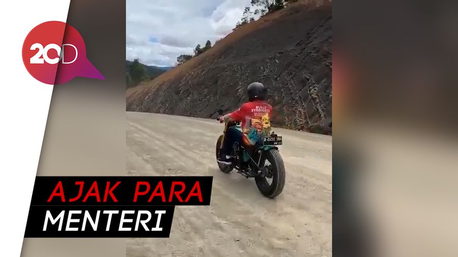 Jokowi Tunggangi Motor Modif, Pantau Jalan Perbatasan RI-Malaysia