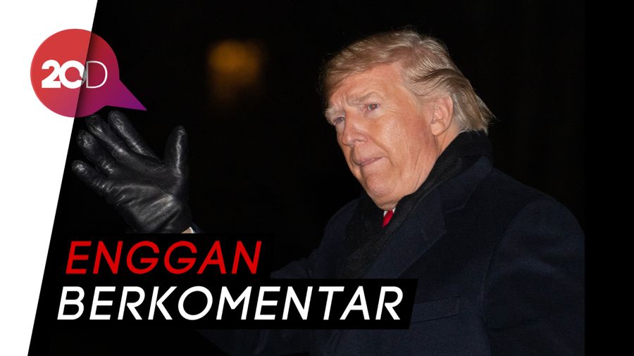 Lambaian Tangan Trump ke Wartawan Usai Dimakzulkan DPR AS